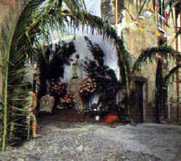 gli altarini addobbati